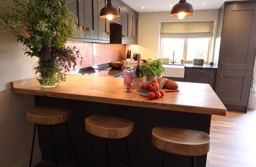 Quedgeley Cottage | Luxury Rural Barn with Hot Tub for Family & Friends