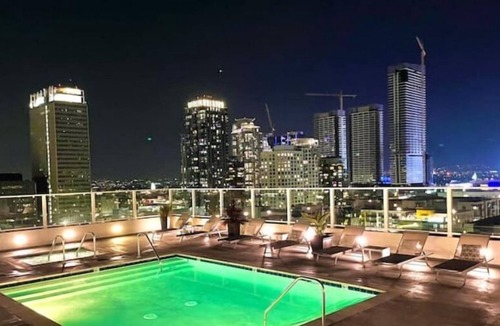 Historic Core Apartment | Luxury Skyline DTLA Loft w/ California King Bed