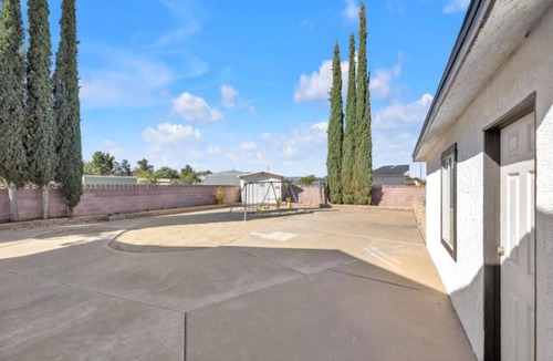 Lancaster House | Luxury Stay Near Poppy Fields, Aerospace & Antelope Valley
