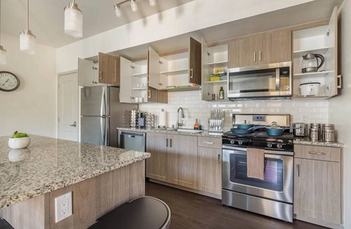 Camarillo Apartment | Luxury Suite King Bed 👑 Wi-Fi Pool Gym ✦ 55" Smart TVs 📺 Full Kitchen