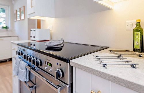 New Forest District House | Luxury Thatched Cottage with Hot Tub, Near New Forest- Pear Tree Cottage