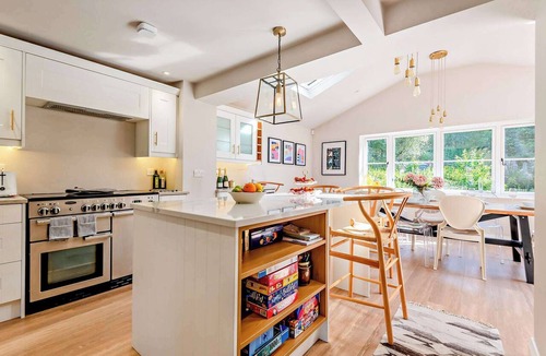 New Forest District House | Luxury Thatched Cottage with Hot Tub, Near New Forest- Pear Tree Cottage