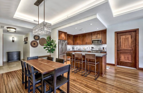 Lakeside Park Condo | Luxury Three Bedroom Residence steps from Heavenly Village Book 7 Nights for 10% Off by RedAwning