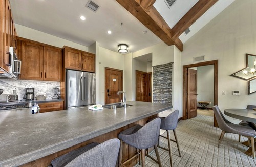 Lakeside Park Condo | Luxury Two Bedroom Residence steps from Heavenly Village Book 7 Nights for 10% Off by RedAwning