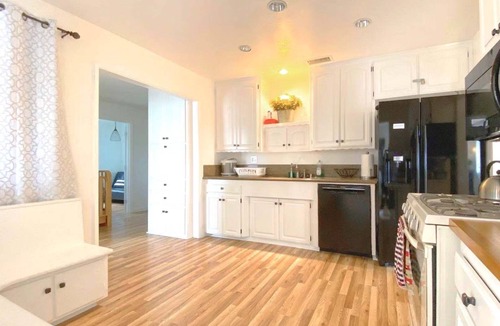 Sherwood Forest and Thistle Development House | 🌻🎈Luxury vacation home 8 minutes to Disneyland & Knott’s Berry farm✨5Br/2Ba☀️