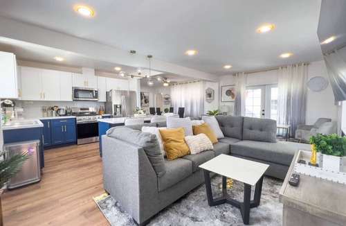 Belmont Heights House | Luxury Villa with hot tub! Walk to Beach & Bars