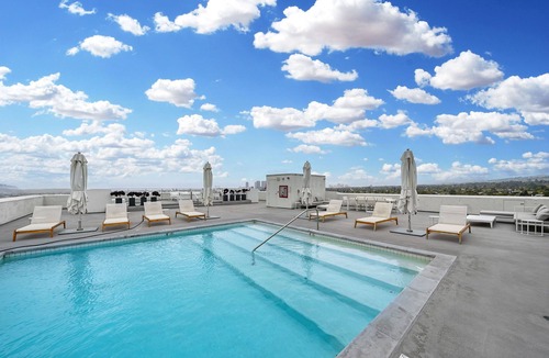 The Flats Condo | Luxury WeHo Condo w/Epic Views, Rooftop Pool & Valet