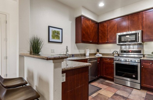 La Quinta Villa | LV100 Upstairs 1 Bedroom Legacy Villas Retreat Overlooking a Community Fountain!