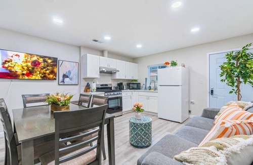 Monrovia House | M2-Bungalow Home Quiet & safe 3bedroom 2 bath Foot of the mountain Kingbed!