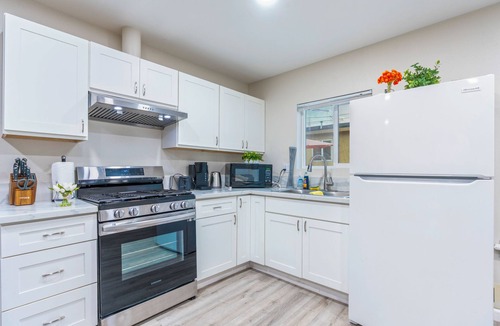 Monrovia House | M2-Bungalow Home Quiet & safe 3bedroom 2 bath Foot of the mountain Kingbed!