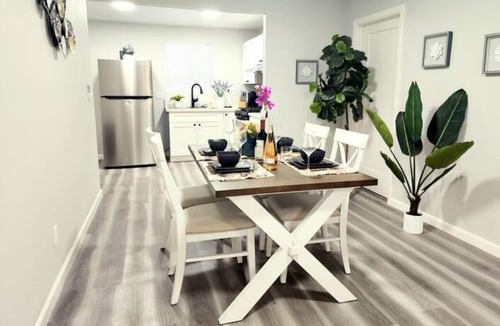 Monrovia Apartment | M3-Detached house 2 bedroom 1 bathroom close Old Town Monrovia kingsize-bed! n