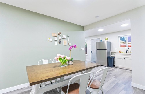Monrovia Apartment | M3-Detached house 2 bedroom 1 bathroom close Old Town Monrovia kingsize-bed! n