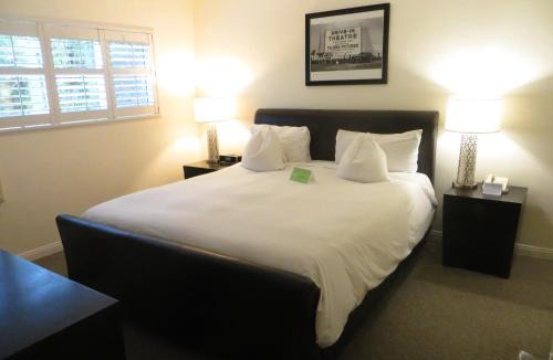 Hollywood Hills Hotel | Magic Castle Hotel
