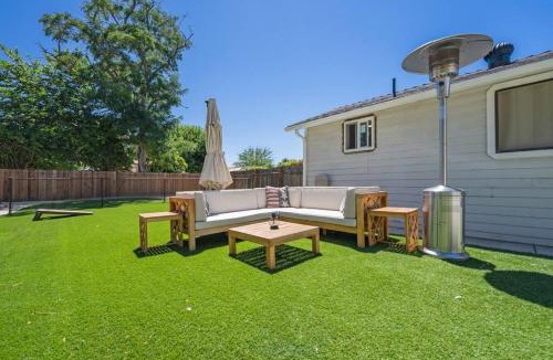 Newhall House | Magic Mountain 4 Bedroom 3 Bath Escape Modern Home