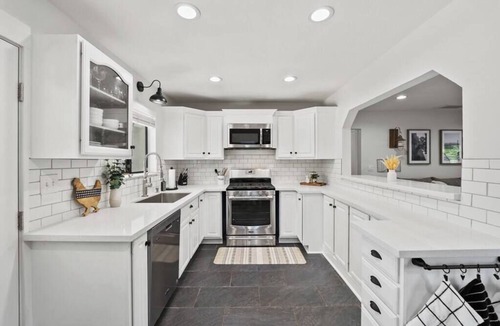 Valencia House | Magic Mountain 4 Bedroom 3 Bath Escape Modern Home