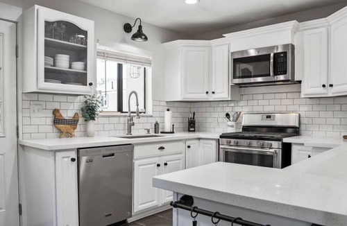 Valencia House | Magic Mountain 4 Bedroom 3 Bath Escape Modern Home