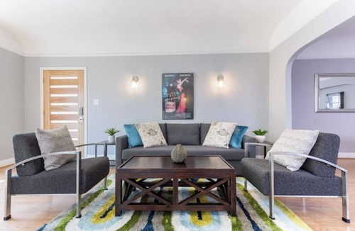 Mid-Wilshire House | Magnificent House Minutes from Hollywood