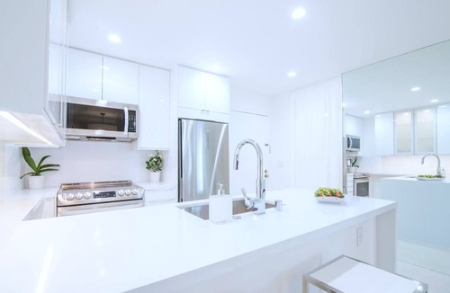 West Los Angeles Condo | Magnificent Villa Blanca in the heart of Brentwood