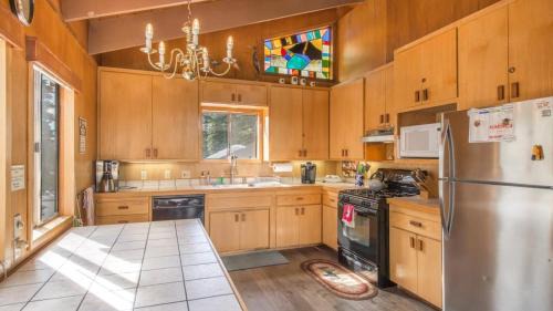 Chamberlands House | Mahogany by AvantStay Snowbird Cabin w Full Chamberlands Access