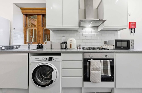 Maida Vale Apartment | Maida Vale Apartment 2 Min Walk from Maida Vale Station Weekend Parking Shared Garden Sleeps 8