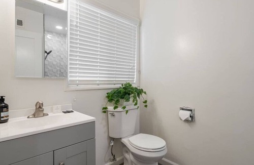 Northwest Anaheim House | Main + ADU Home 8 mins to Disney | Playground