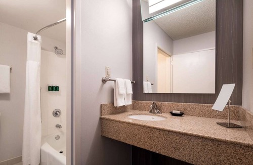 El Segundo Hotel | Make Your Trip More Enjoyable! 2 Comfortable Units, Pets are Allowed