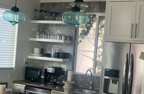 The Strand House | ☀️🏖️🏄🏻‍♂️👙🛼🏐Manhattan Bch adjacent to Hermosa Bch, 2 🚘 Garage, gated patio