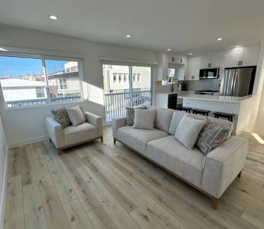 Sand Section Apartment | Manhattan Beach Modern Panoramic Sea View