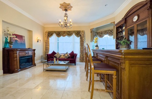 Salinas House | Mansion 10 suites Near Laguna Seca Race Track & Monterey