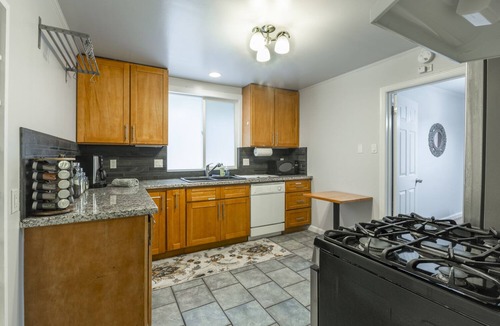 Redwood City House | @ Marbella Lane - 5BR House | DTWN RWC | Parking