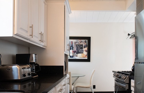 Mid-Wilshire Apartment | Marilyn Monroe suite