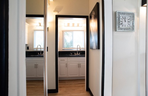 Mid-Wilshire Apartment | Marilyn Monroe suite