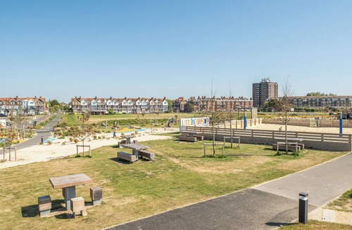Littlehampton Cottage | MARINE COURT FIRST-FLOOR DOUBLE BEDROOM WITH BATHROOM in Littlehampton