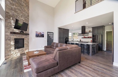 Fish Camp House | Mariposa Grove Creekside Retreat
