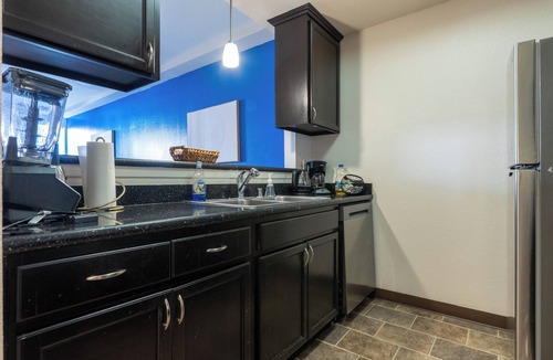 Miracle Mile Apartment | Marvelous 2BR/2BA Apartment