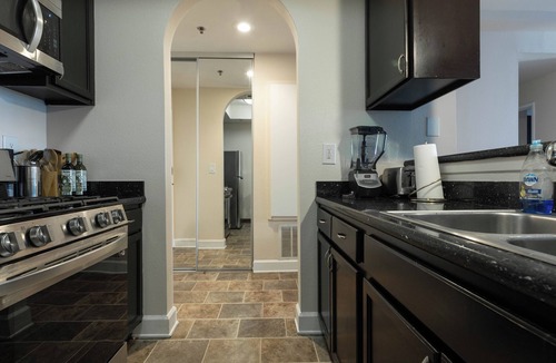 Miracle Mile Apartment | Marvelous 2BR/2BA Apartment