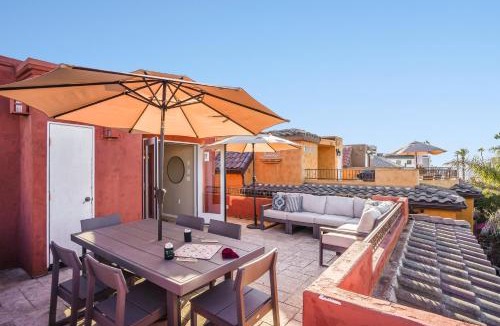 South Mission Beach House | Massive Dream Beach Home - Dog Friendly, AC, Steps2Sand
