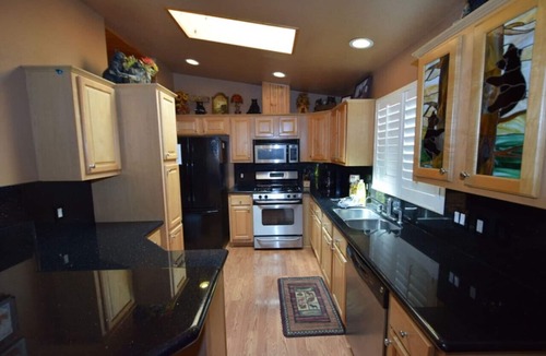 Peter Pan House | Meadow Retreat- Immaculate Log Style Cabin with Outdoor Spa!