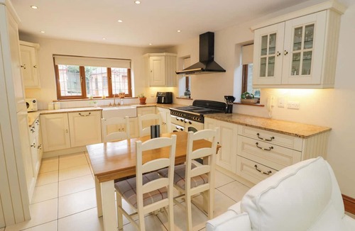 Broughton Hackett House | MEADOW VIEW BUNGALOW, family friendly in Droitwich Spa