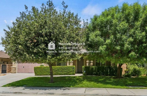 Eastvale House | Meadowbrook Retreat #40809