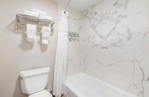 North Redondo Hotel | Mediterranean-Inspired Room Near Galleria Mall – Explore & Shop Nearby!