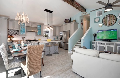 Lantern District House | Mermaid Cottage - Private Jacuzzi, AC, patio space