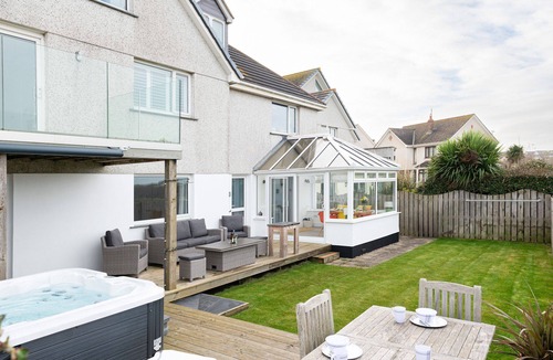 Porth Cottage | Mermaid Gaze - Beautiful apartment with lovely view of Porth Beach and Hot Tub