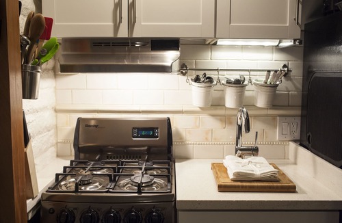 Lantern District Apartment | MicroLux with it All- WiFi, Smart TV, BBQ, W&D, AC, FP, Parking- Close to Beach!