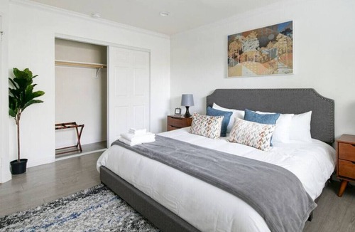 Rosemead House | Mid-Century Charmer BBQ Tesla Charger: Outdoor Patio, High-Speed WiFi, and Parking for Two