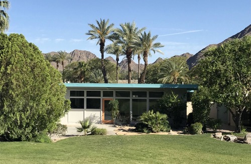 Palm Desert House | Mid Century Desert Oasis - Walk to Tennis Garden, Coachella/Stagecoach shuttle!