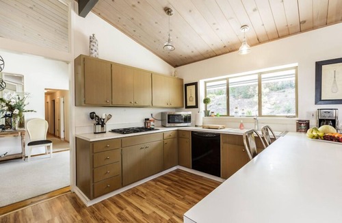Belvedere Tiburon House | Mid-Century home with beautiful views, deck, & rear fenced-in patio