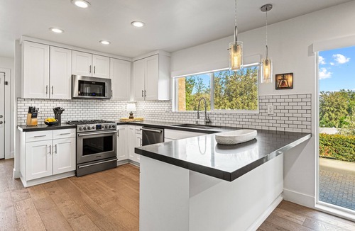 Downtown Riverside House | Mid Century Hilltop Getaway (Entire Home)
