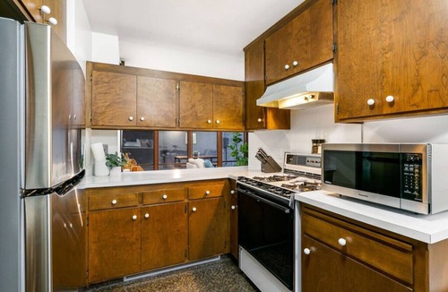 Southwestern Sacramento House | Mid-Century-Modern Airport View Home Hot Tub