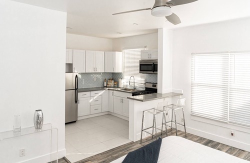 Mid-Wilshire Apartment | Mid City Retreat!